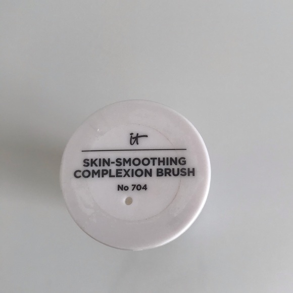 COPY - It Cosmetics Foundation Brush - Heavenly Skin Smoothing Complexion Brush… - Picture 4 of 9